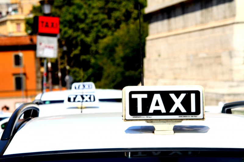 taxis-VALDEBLORE-min_taxi_auto_rome_road_white-1051610